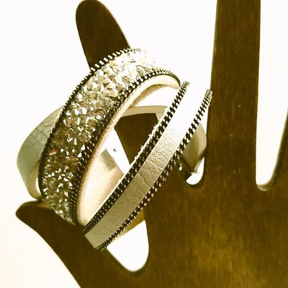 Triple-Wrap Bracelet Cream-Colored Leather with Sparkly Embellishments - Picture 9 of 9